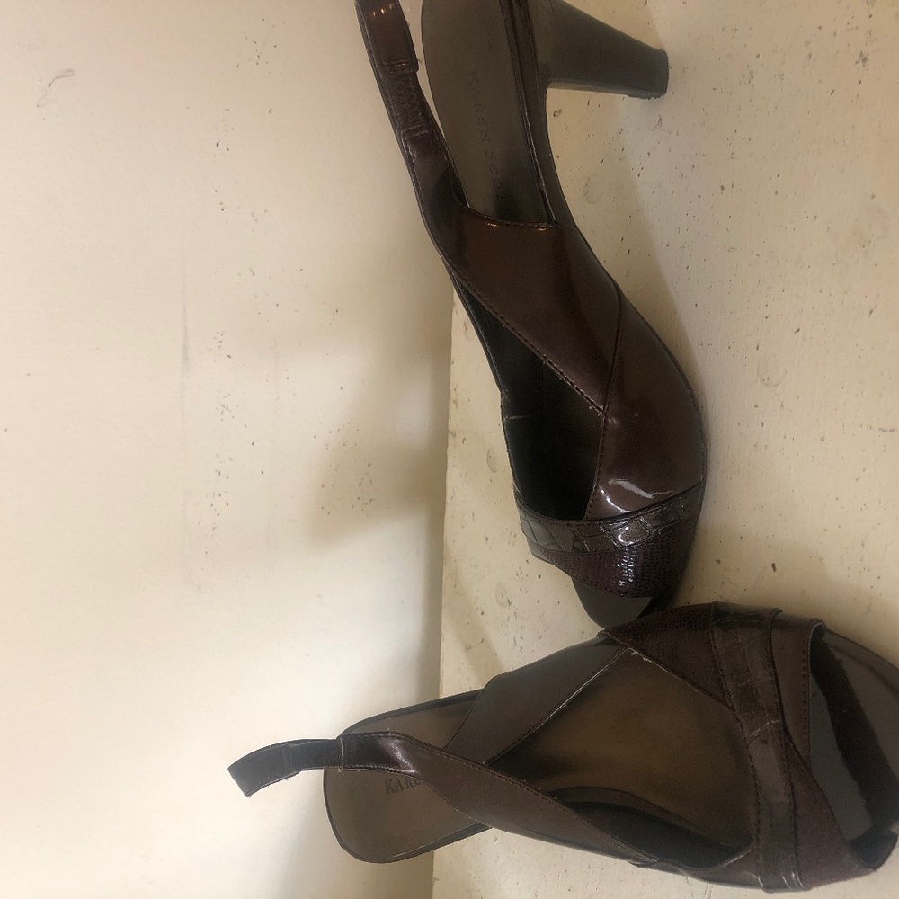 Women’s sling back pump
